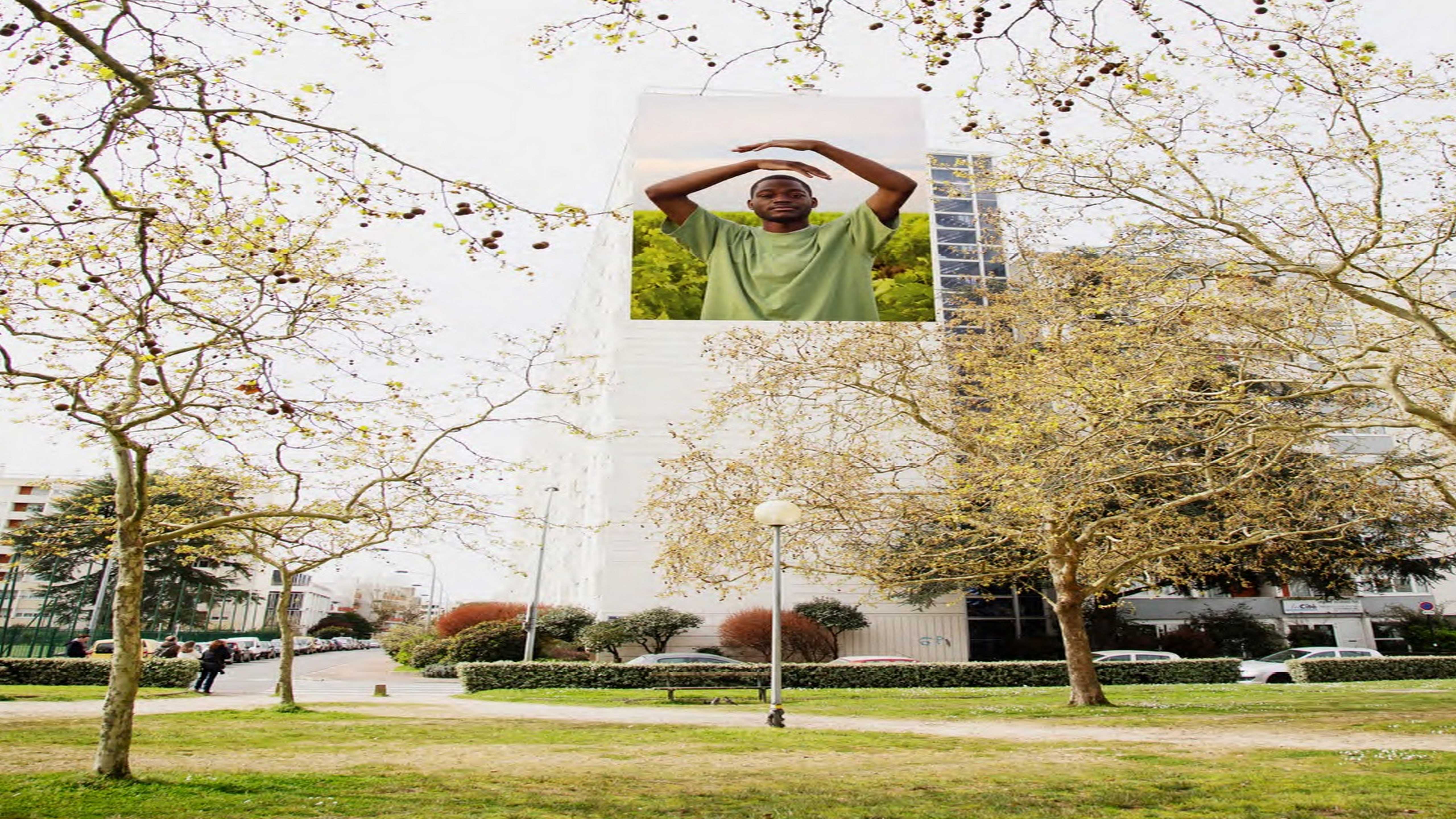 Bordeaux : Une expo urbaine de photos, dans le quartier du Grand Parc, de jeunes saisonniers de la vigne
